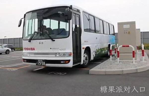 东芝无线充电巴士上路